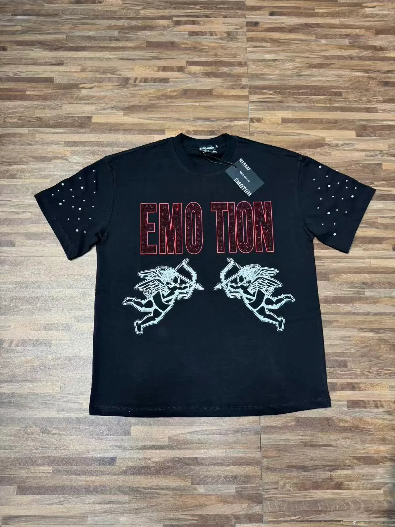 Camiseta preta com estampa gráfica, manga de strass e motivo Cupido 6