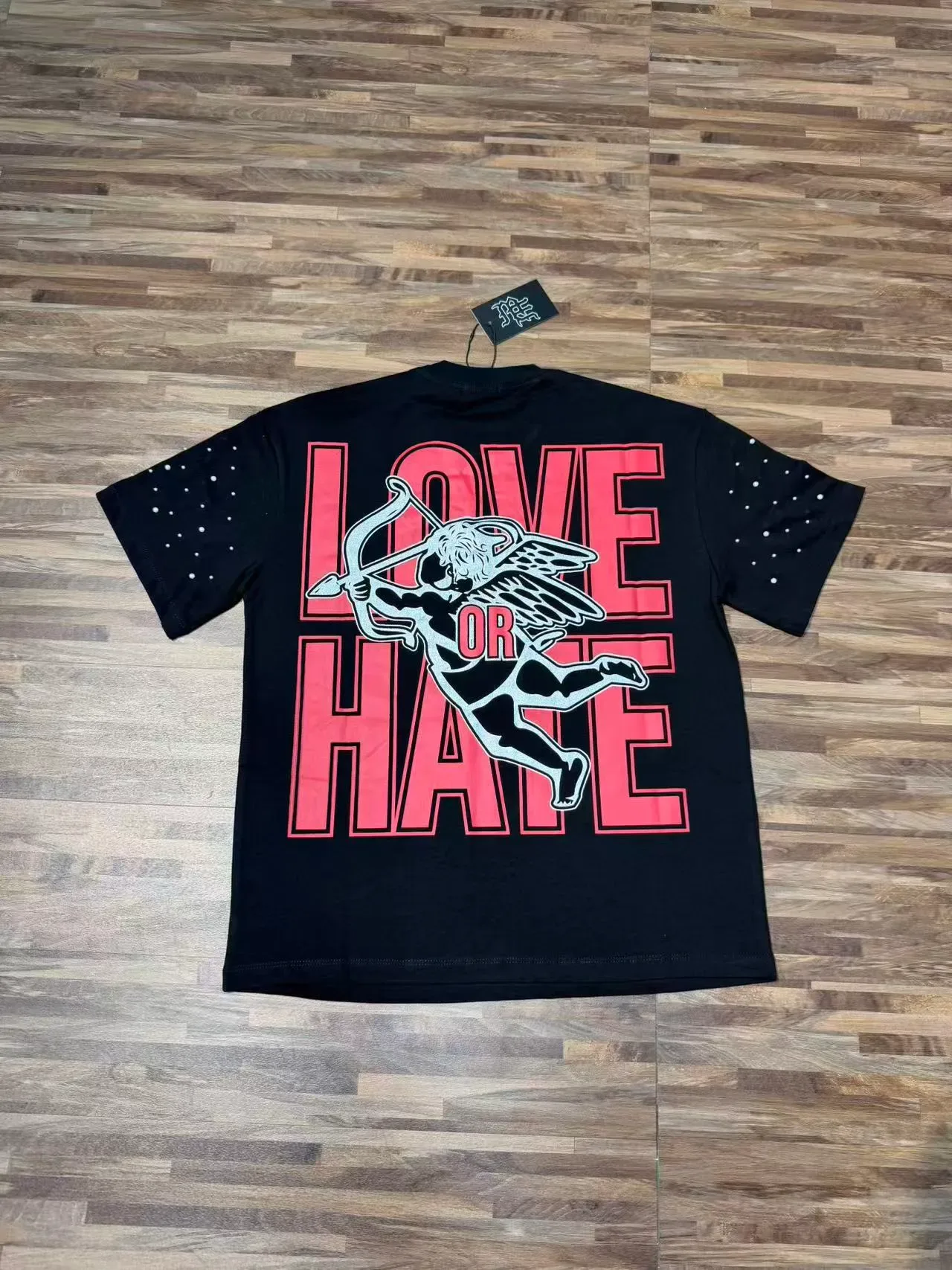 Camiseta preta com estampa gráfica, manga de strass e motivo Cupido 7
