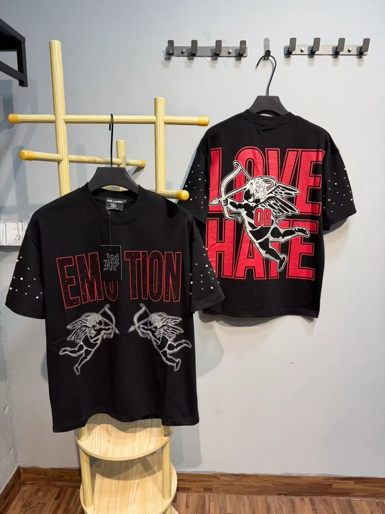 Camiseta preta com estampa gráfica, manga de strass e motivo Cupido 8