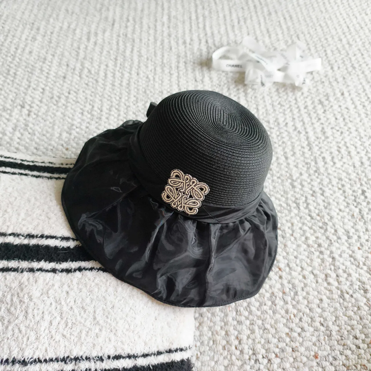 Black White Wide-Brimmed Structured Crown Bucket Hat 2
