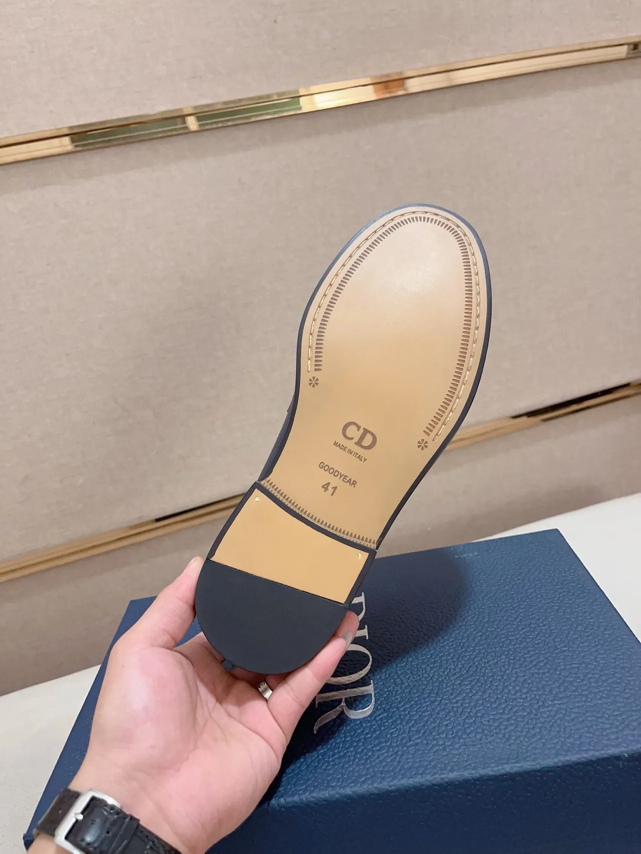Loafer de couro azul e preto com textura de cascalho, fivela metálica em D-Buckle e alça 2
