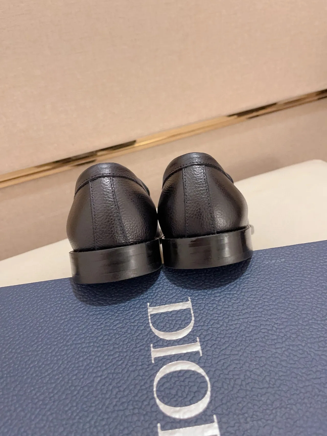 Loafer de couro azul e preto com textura de cascalho, fivela metálica em D-Buckle e alça 3