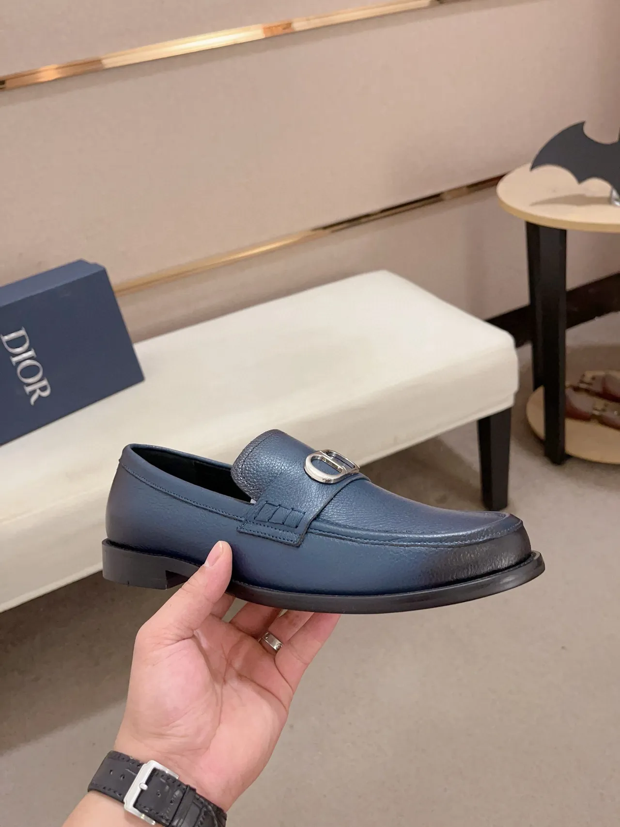 Loafer de couro azul e preto com textura de cascalho, fivela metálica em D-Buckle e alça 4