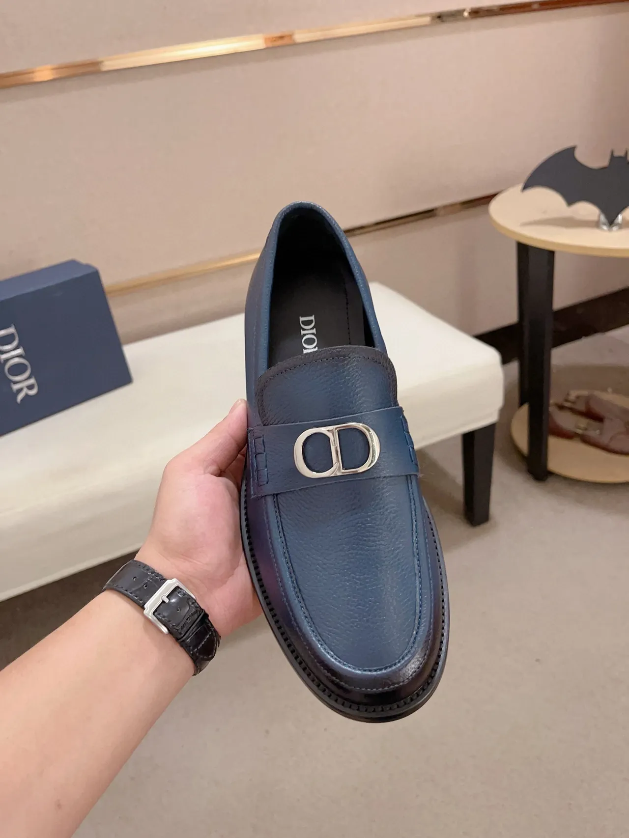 Loafer de couro azul e preto com textura de cascalho, fivela metálica em D-Buckle e alça 5