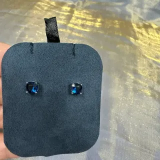 أقراط دبوس حجر كريم أزرق مقطع cushion-cut