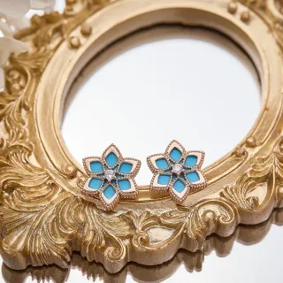 Brincos florais stud esmaltados de pétalos em azul e dourado