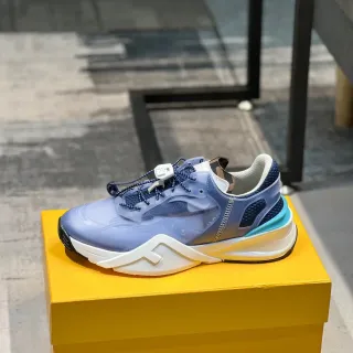 Zapatillas deportivas azules con upper overlay translúcido esculpido y suela de múltiples densidades