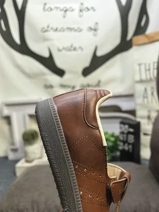 Zapatos Mary Jane marrón de cuero artificial con correa 23