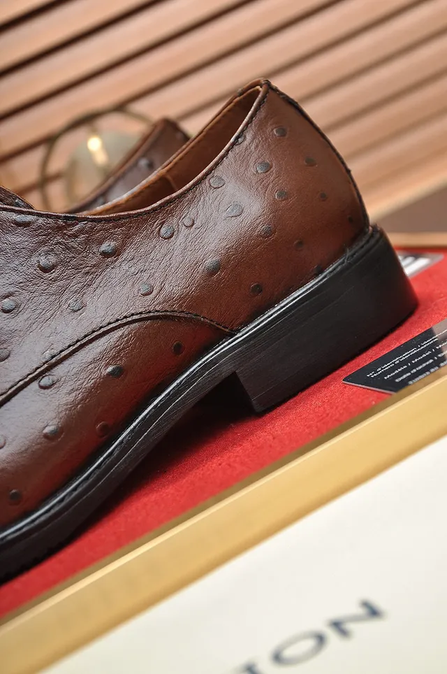 Sapatos Oxford de ponta de aba marrom texturizados em avestruz 2