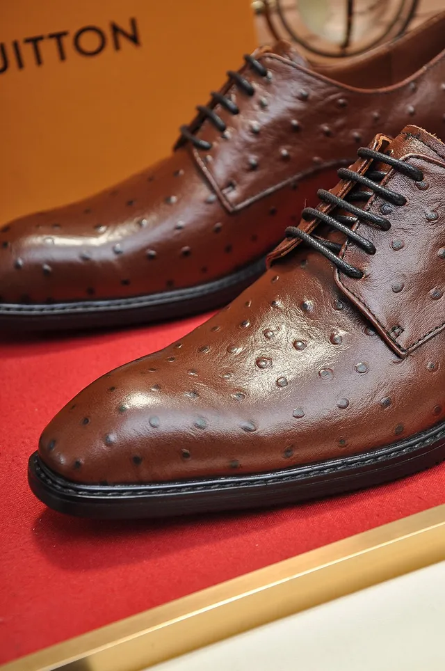 Sapatos Oxford de ponta de aba marrom texturizados em avestruz 3