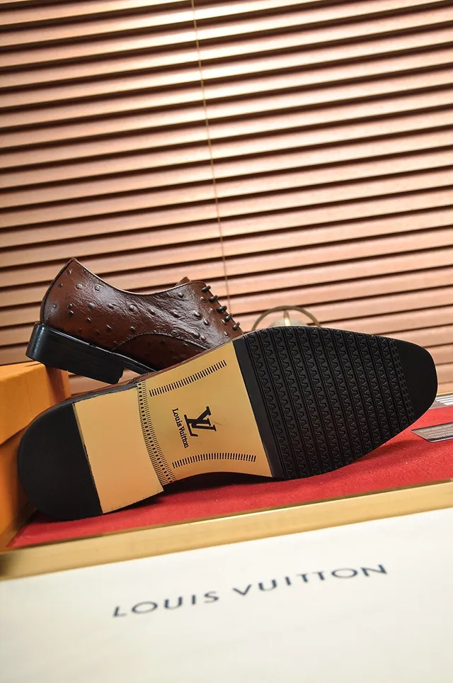 Sapatos Oxford de ponta de aba marrom texturizados em avestruz 4