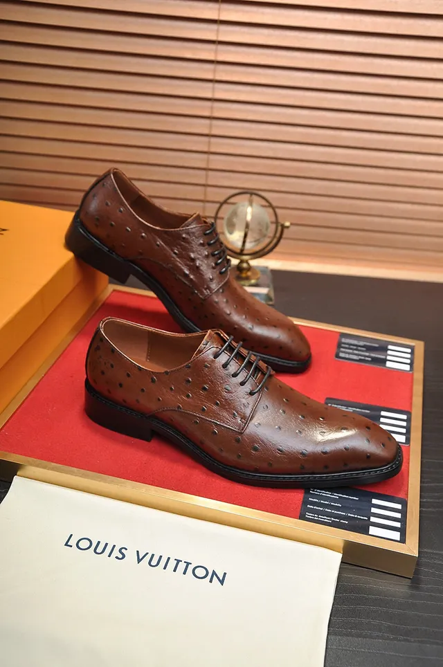 Sapatos Oxford de ponta de aba marrom texturizados em avestruz 5