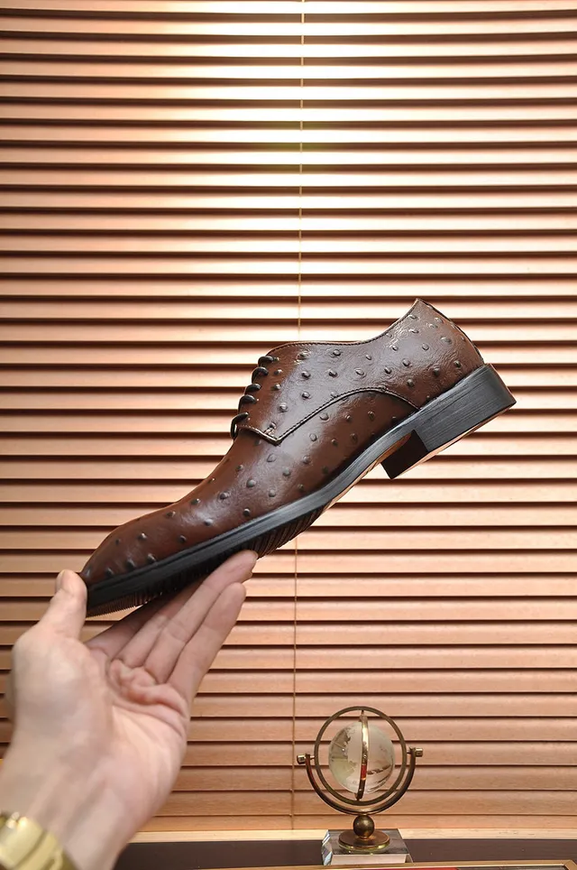 Sapatos Oxford de ponta de aba marrom texturizados em avestruz 6