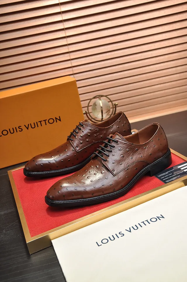 Sapatos Oxford de ponta de aba marrom texturizados em avestruz 7