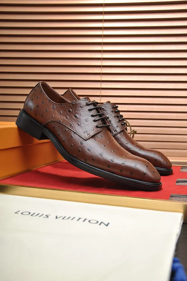 Sapatos Oxford de ponta de aba marrom texturizados em avestruz 8