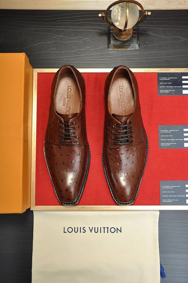 Sapatos Oxford de ponta de aba marrom texturizados em avestruz 9
