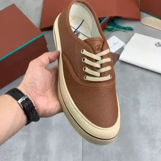 Zapatilla de cuero marrón granulado con suela cupsole