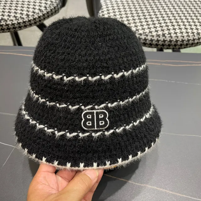 Sombrero de cubo gris carbón y blanco de punto 2