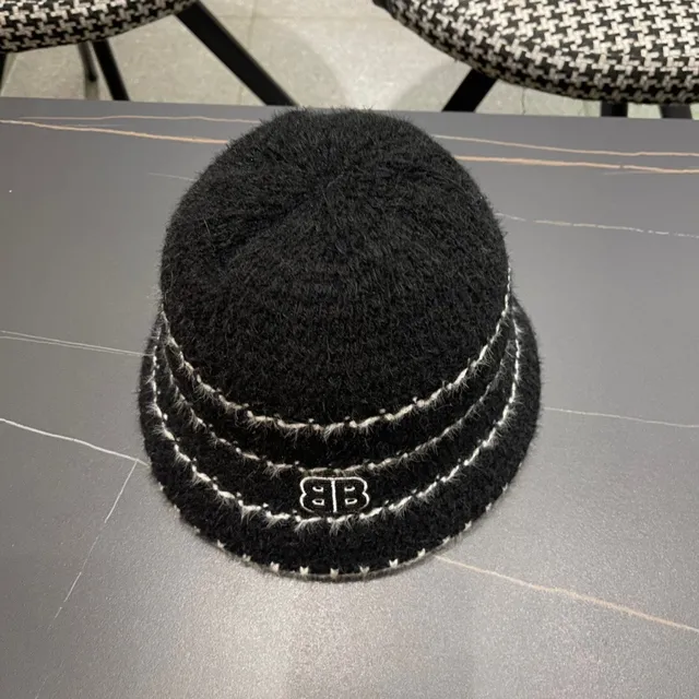 Sombrero de cubo gris carbón y blanco de punto 4