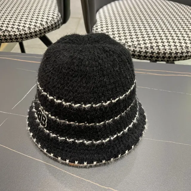 Sombrero de cubo gris carbón y blanco de punto 6