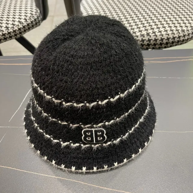 Sombrero de cubo gris carbón y blanco de punto 7