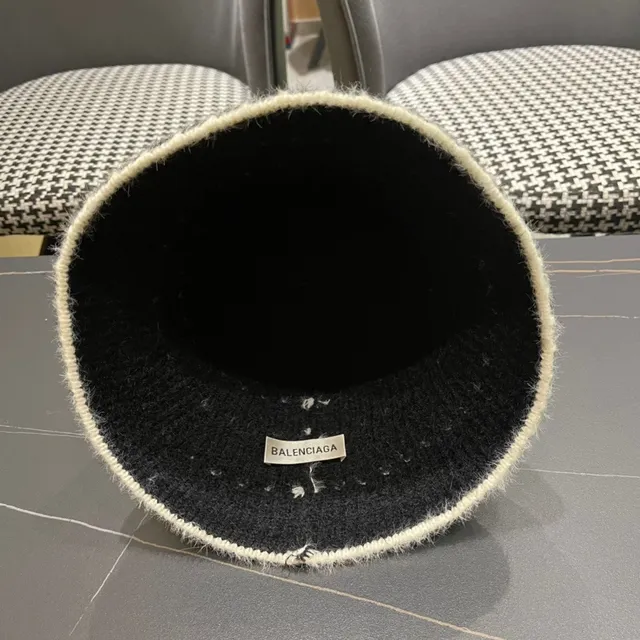 Sombrero de cubo gris carbón y blanco de punto 10