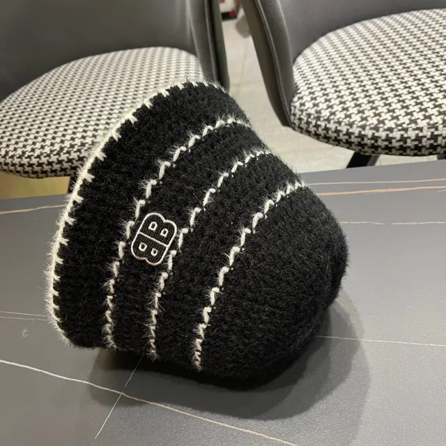 Sombrero de cubo gris carbón y blanco de punto 11