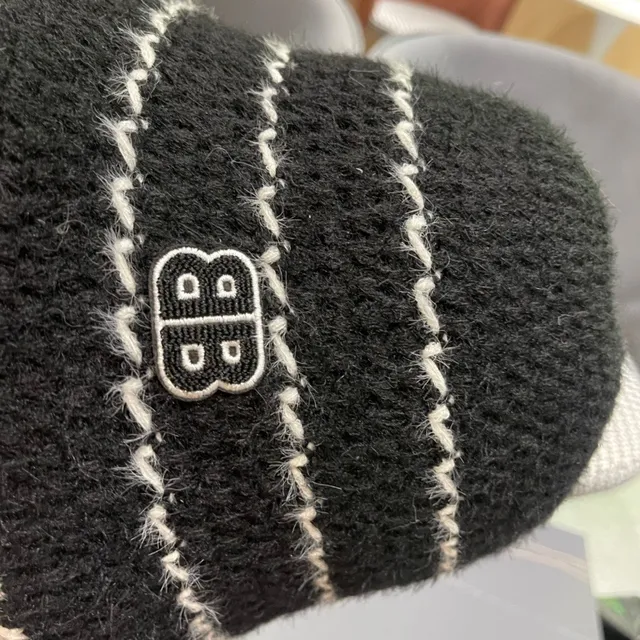 Sombrero de cubo gris carbón y blanco de punto 12