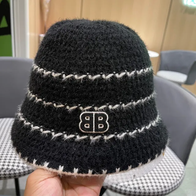 Sombrero de cubo gris carbón y blanco de punto 13