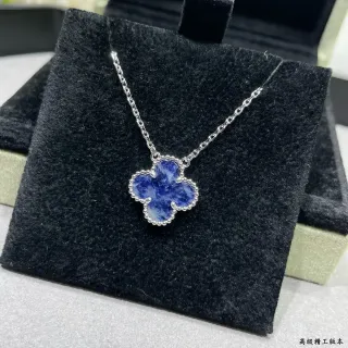 Colar com pingante em forma de trevo de pedra azul com borda de contas