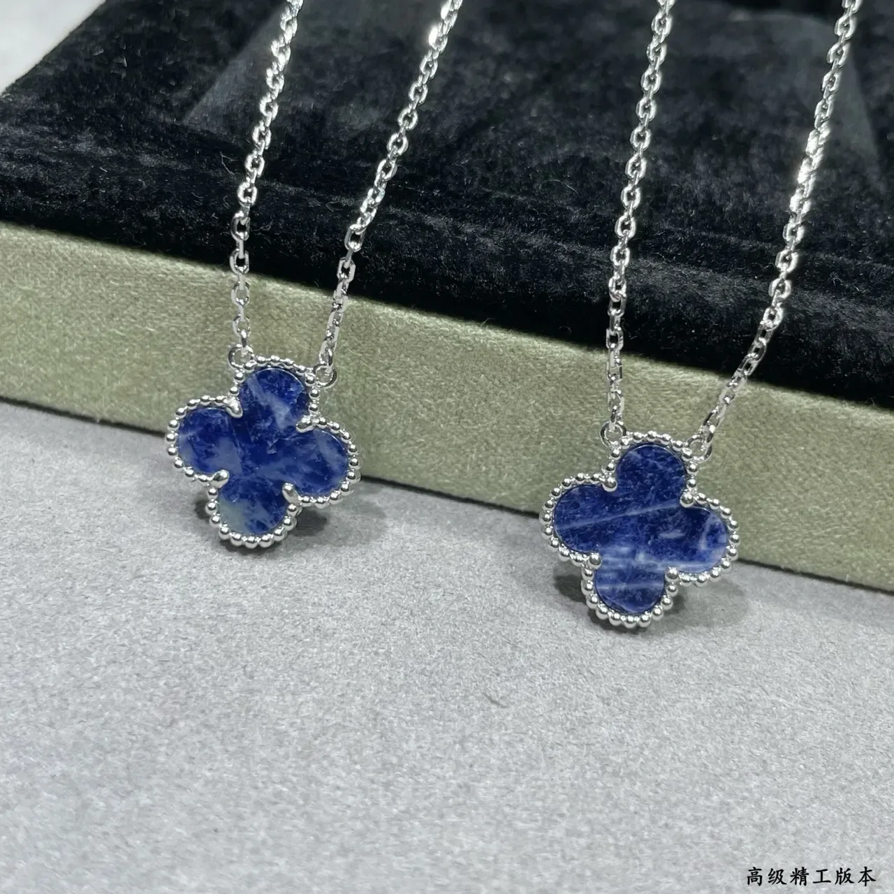 Colar com pingante em forma de trevo de pedra azul com borda de contas 3