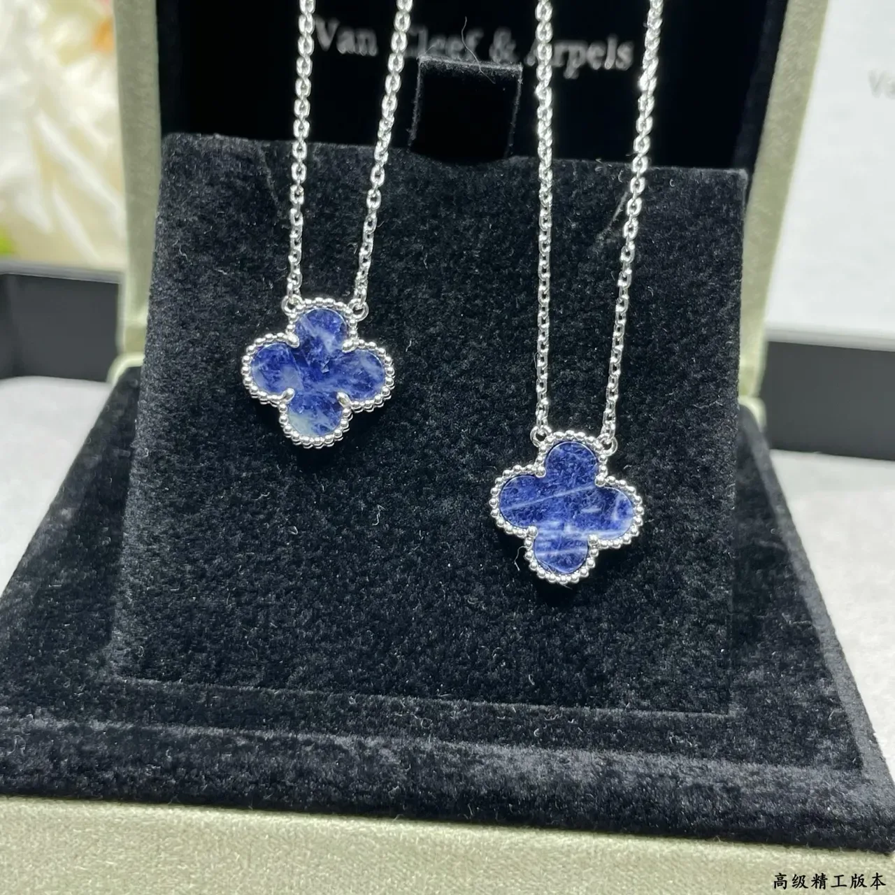 Colar com pingante em forma de trevo de pedra azul com borda de contas 5