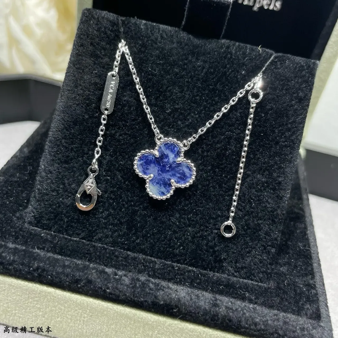 Colar com pingante em forma de trevo de pedra azul com borda de contas 7