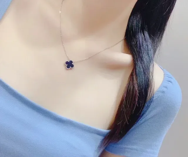 Colar com pingante em forma de trevo de pedra azul com borda de contas 9