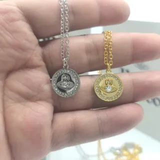 Collier médaille circulaire incrustée de cristaux
