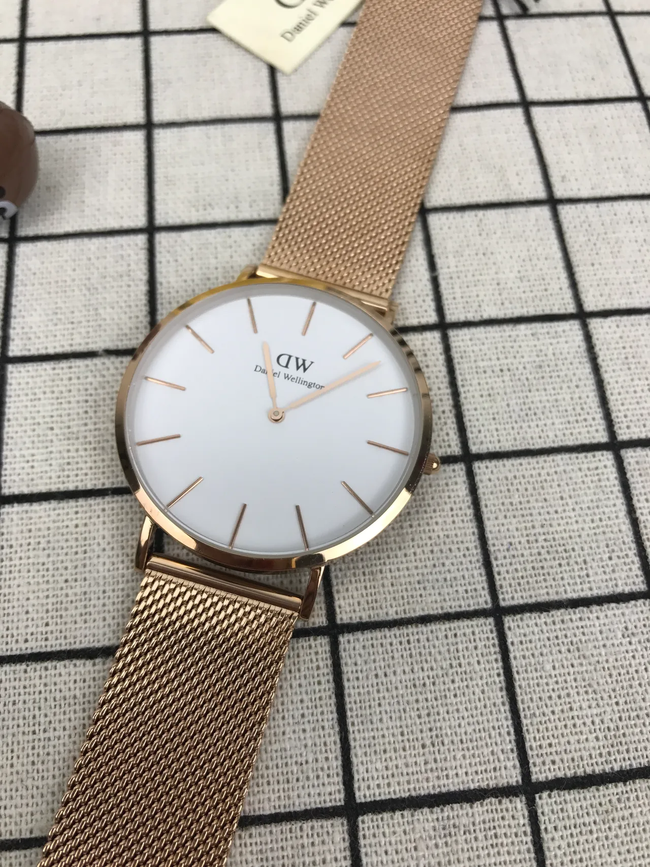 Daniel Wellington Classic Petite सुनहरी जाली सफेद डायल क्वार्ट्ज घड़ी 4