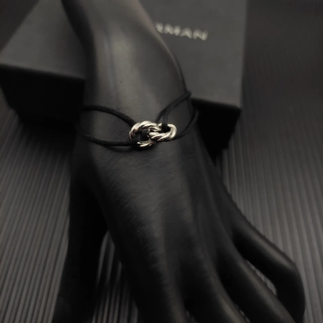 David Yurman Encanto Nó Pulseira de Corda Preta 7