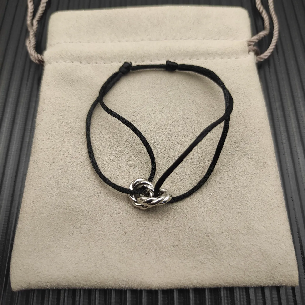 David Yurman Encanto Nó Pulseira de Corda Preta 10