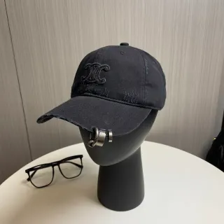 磨损的黑色刺绣单字母棒球帽