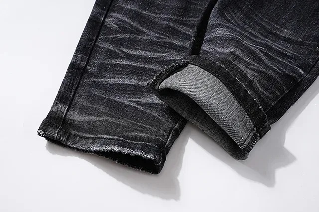 Jeans noirs déchirés brodés avec monogramme 8