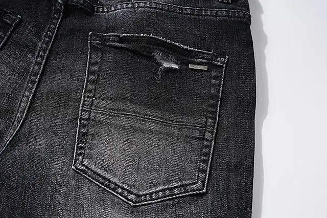 Jeans noirs déchirés brodés avec monogramme 10