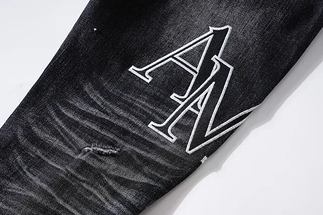 Jeans noirs déchirés brodés avec monogramme 11