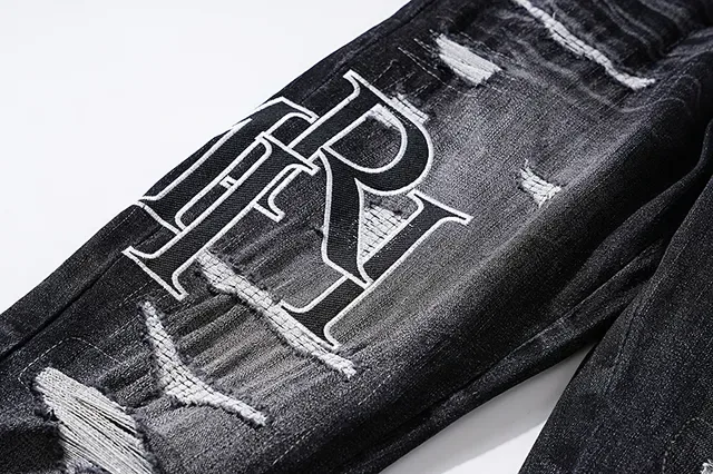 Jeans noirs déchirés brodés avec monogramme 16