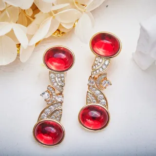 Brincos pendentes com dois cabochons de gema vermelha pavê-acentuados em tom dourado
