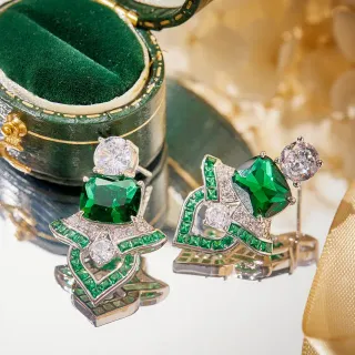 Brincos com pernos geométricos de esmeralda e cristal transparente
