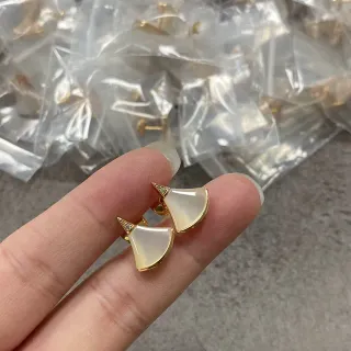 Brincos studs com forma de leque dourados brancos iridescentes
