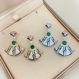 Aretes colgantes en forma de abanico con múltiples gemas pavé