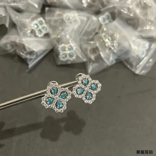 Brincos de botão com motivo de trébol floral Pavé Gemas Azuis