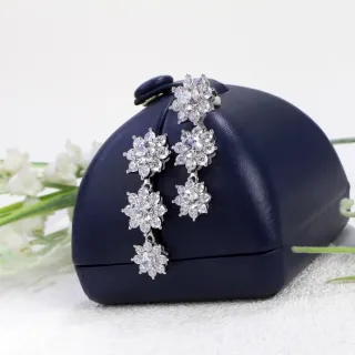 Brincos Floral Cluster Dangle Cristal