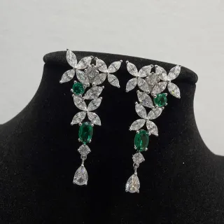 Brincos pendantes com motivo floral Marquise-Cut pedras verdes e transparentes